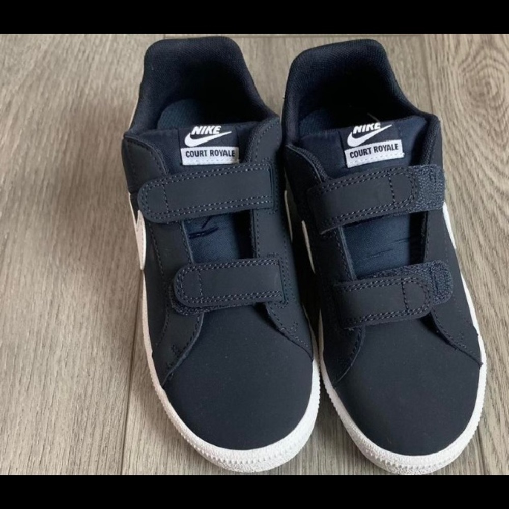 Kids navy Nike Velcro shoes